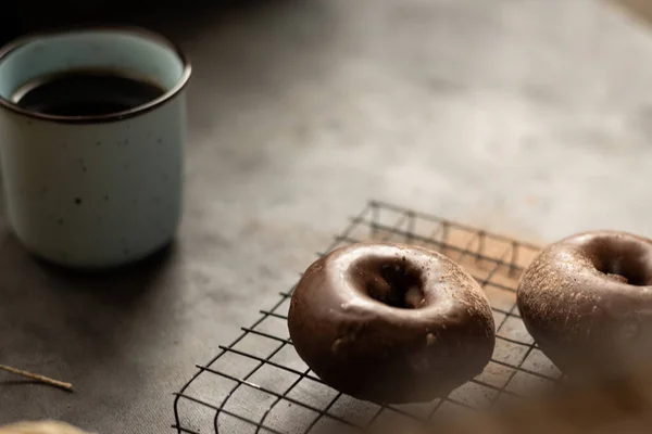Uma Xícara Café Quente Dois Donuts Chocolate Uma Mesa Cozinha — Fotografia de Stock