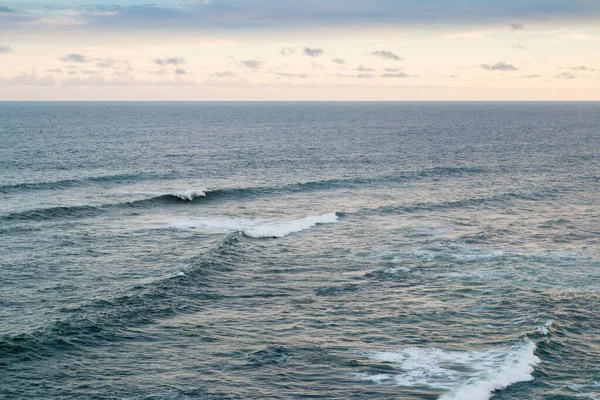 青い海の波の高角度ショット — ストック写真