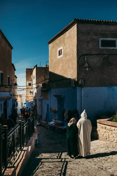 Uma Foto Vertical Pessoas Caminhando Por Beco Estreito Edifícios Antigos — Fotografia de Stock