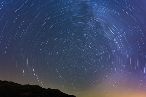 Prado Bajo Cielo Estrellado Con Larga Exposición Por Noche Perfecto — Foto de Stock