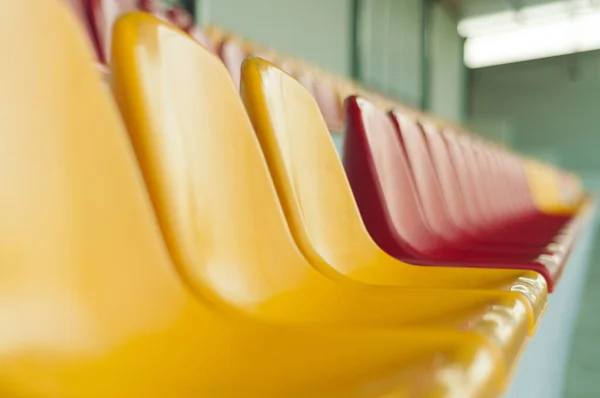 Eine Nahaufnahme Von Gelben Und Roten Sitzen — Stockfoto