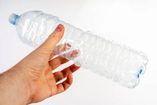 Tiro Perto Uma Mão Segurando Uma Garrafa Plástico Vazia — Fotografia de Stock