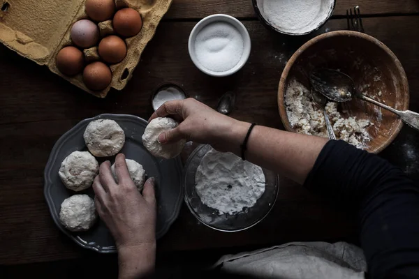 Μια Κορυφαία Άποψη Της Διαδικασίας Παρασκευής Νόστιμης Πάστας Από Ζύμη — Φωτογραφία Αρχείου