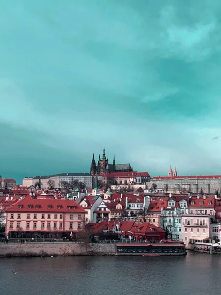 Plan Vertical Des Beaux Bâtiments Par Capture Eau Prague Tchéquie — Photo