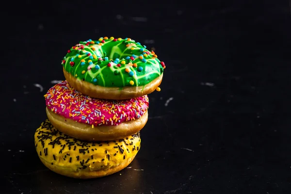 Jöleli Çörekler Izole Edilmiş Renkli Donutları Kapat — Stok fotoğraf