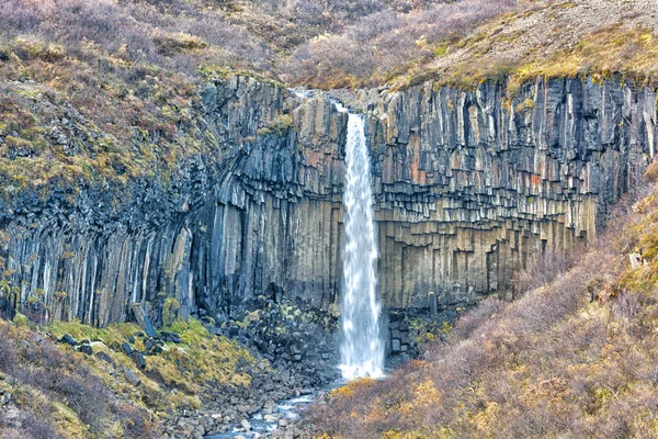 Μια Μαγευτική Θέα Ενός Καταρράκτη Svartifoss Στο Εθνικό Πάρκο Skaftafell — Φωτογραφία Αρχείου