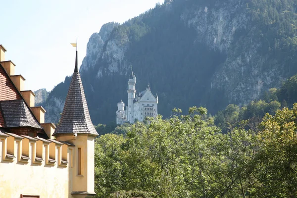 Famoso Incrível Castelo Neuschwanstein Topo Uma Colina Uma Área Montanhosa — Fotografia de Stock