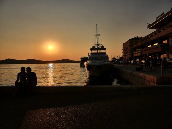 Sibenik Kroatien Jul 2021 Silhuett Ett Par Som Sitter Vid — Stockfoto