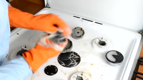 Kişi Gaz Sobasını Temizliyor — Stok video