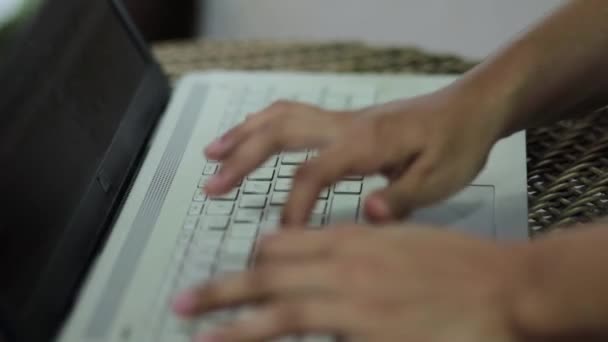 Nahaufnahme Einer Frau Mit Einem Laptop — Stockvideo