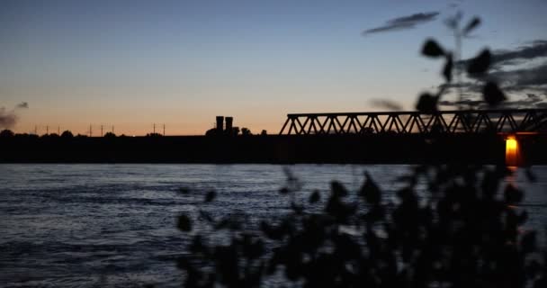 Ein Schöner Sonnenuntergang Über Dem Fluss — Stockvideo