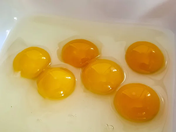 Plastik Bir Kabın Içinde Çiğ Yumurta Yakın Plan Çekimi — Stok fotoğraf
