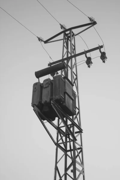 Gråskala Vertikal Skott Ett Elektriskt Nätverk Klar Himmel — Stockfoto