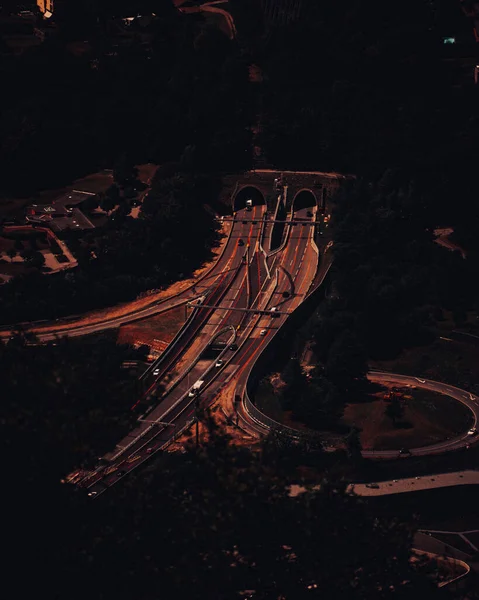 Luftaufnahme Von Kontrollierten Zufahrtsstraßen Mit Zwei Tunneln Und Fahrenden Autos — Stockfoto