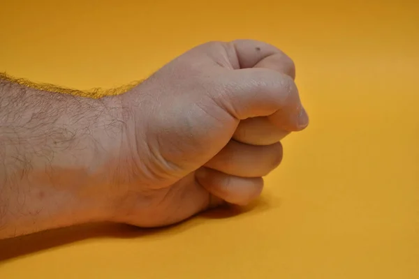 Puño Macho Golpeando Sobre Fondo Amarillo — Foto de Stock