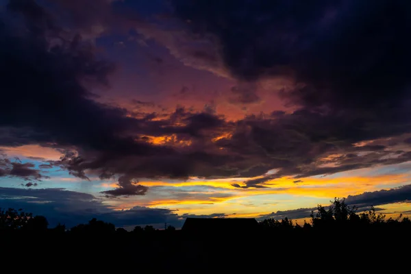 Een Prachtig Wolkenlandschap Een Dramatische Zonsondergang — Stockfoto