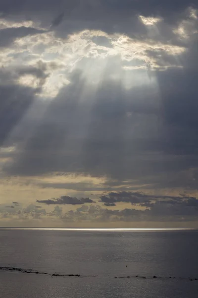 Una Vista Panorámica Luz Del Sol Que Pasa Través Las —  Fotos de Stock