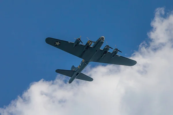 Samolot Wojskowy Lecący Wysoko Pochmurnym Niebie — Zdjęcie stockowe