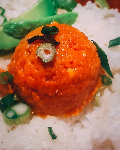 Sebuah Gambar Closeup Vertikal Salad Dengan Wortel Dan Nasi Atas — Stok Foto