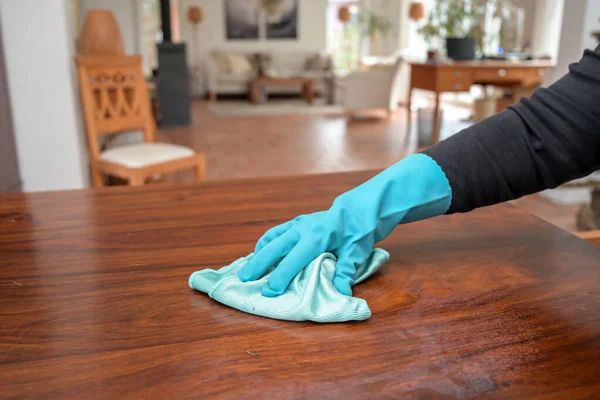 Tiro Close Uma Pessoa Usando Luvas Enquanto Higieniza Uma Superfície — Fotografia de Stock