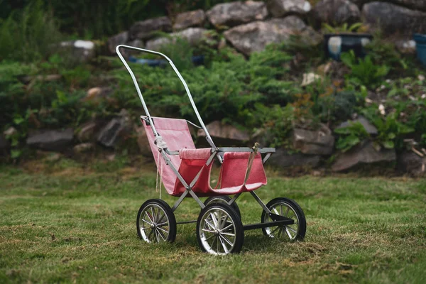 Een Rood Kleurige Baby Kinderwagen Een Park — Stockfoto