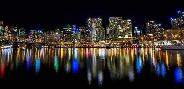 悉尼市的天际线 靠近澳大利亚港湾码头皮尔蒙特大桥 深夜时分 — 图库照片