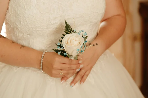 Una Novia Sosteniendo Pequeño Ramo Bodas — Foto de Stock