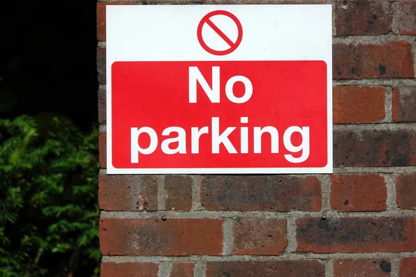 Een Close Opname Van Een Parking Bord Een Muur — Stockfoto