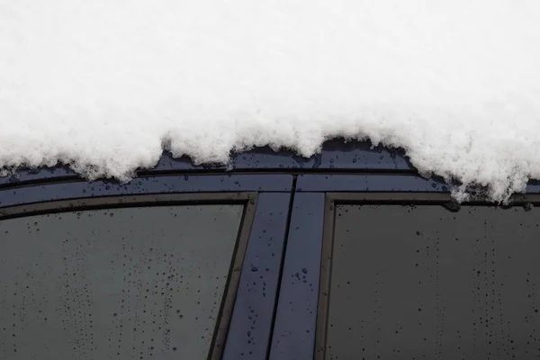 Μια Χιονισμένη Οροφή Αυτοκινήτου Και Υγρά Παράθυρα — Φωτογραφία Αρχείου