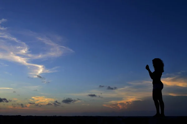 Silhouette Une Personne Debout Sur Bord Mur Sous Beau Ciel — Photo