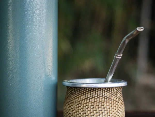 Primer Plano Una Taza Infusión Yerba Mate Con Termo —  Fotos de Stock