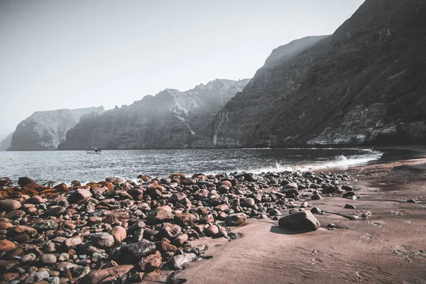 Stenhög Vid Stranden Nära Klippan — Stockfoto