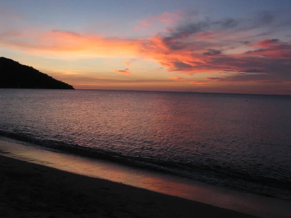 Primer Plano Una Hermosa Vista Mar Durante Atardecer Con Nubes —  Fotos de Stock