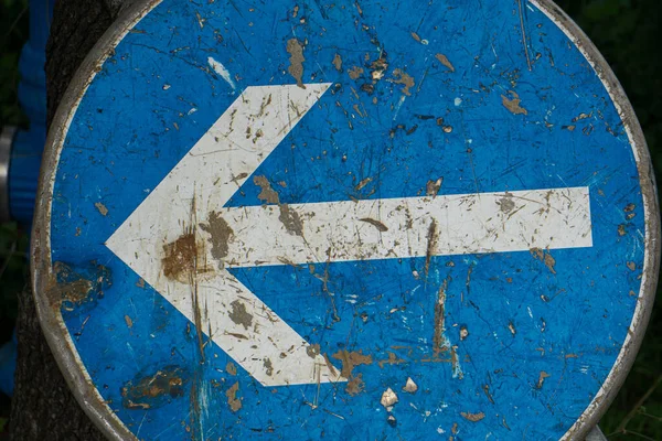 Een Oud Gekrast Blauw Straatnaambord Met Een Pijl Het Midden — Stockfoto