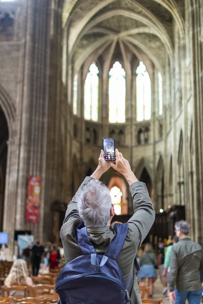 Uma Foto Vertical Turista Tirando Fotos Dentro Catedral Bordéus Fran — Fotografia de Stock