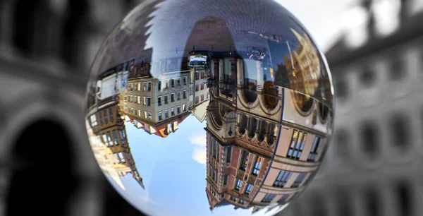 ドイツのハノーバーの旧市街にある町の家は ガラスボールを通して上下逆さまに — ストック写真