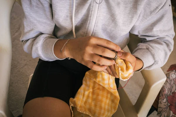 Uma Jovem Aprendendo Costurar — Fotografia de Stock