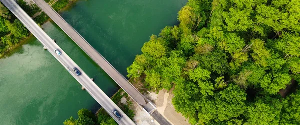 Plan Aérien Routes Pont Sur Une Rivière Entourée Verdure — Photo
