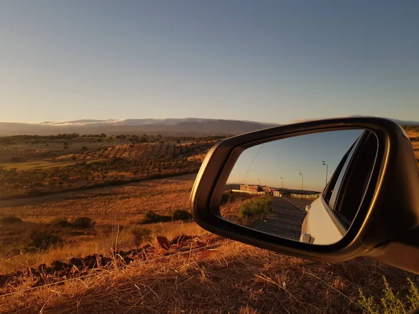 Крупный План Зеркала Крыла Автомобиля Пустынной Сельской Местности Закате — стоковое фото
