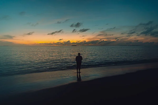 High Angle Shot Man Beach Beautiful Scene Ocean Sky Sunset — Stock Photo, Image