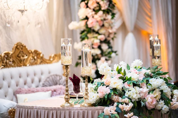 Belle Pièce Maîtresse Des Fleurs Décoratives Sur Une Table Manger — Photo