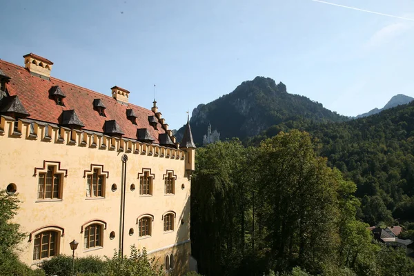 Διάσημο Και Εκπληκτικό Κάστρο Neuschwanstein Στην Κορυφή Ενός Λόφου Μια — Φωτογραφία Αρχείου