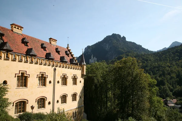 Famoso Incrível Castelo Neuschwanstein Topo Uma Colina Uma Área Montanhosa — Fotografia de Stock