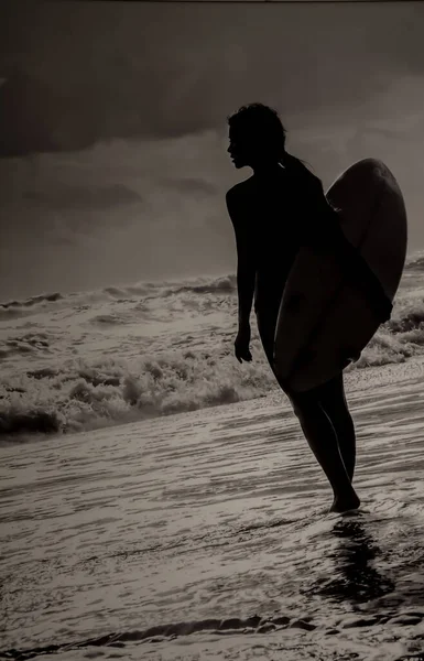 Holandský Úhel Záběru Siluety Ženského Surfaře Držícího Surf Proti Vlnám — Stock fotografie