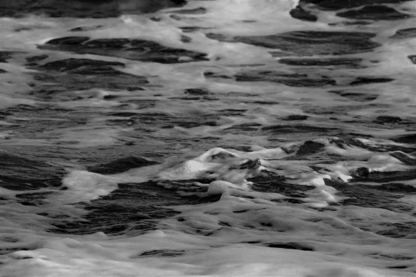 Ozeanhintergrund Mit Mustern Aus Meerschaum Auf Der Oberfläche Schwarz Weiß — Stockfoto