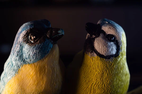 Primer Plano Dos Coloridas Estatuas Aves Sobre Fondo Oscuro —  Fotos de Stock