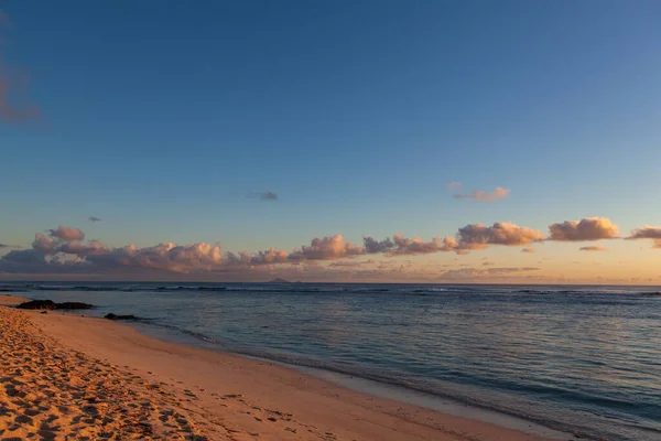 Hermosa Vista Playa Con Aguas Tranquilas Cielo Azul — Foto de Stock