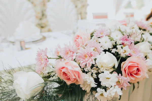 一张装饰桌子的特写镜头 上面有漂亮的花朵供婚礼用 — 图库照片