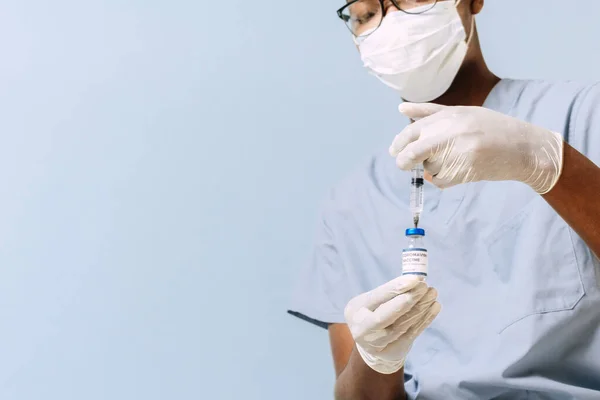 Covid Aşıyı Elinde Tutan Genç Bir Doktorun Yakın Çekimi — Stok fotoğraf