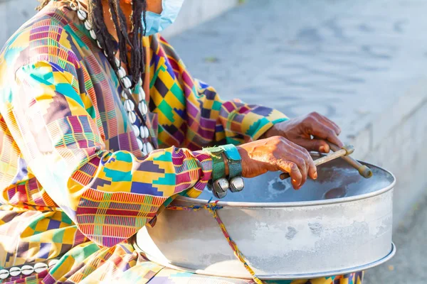 Een Afrikaanse Muzikant Een Kleurrijke Jurk Die Een Muziekinstrument Bespeelt — Stockfoto